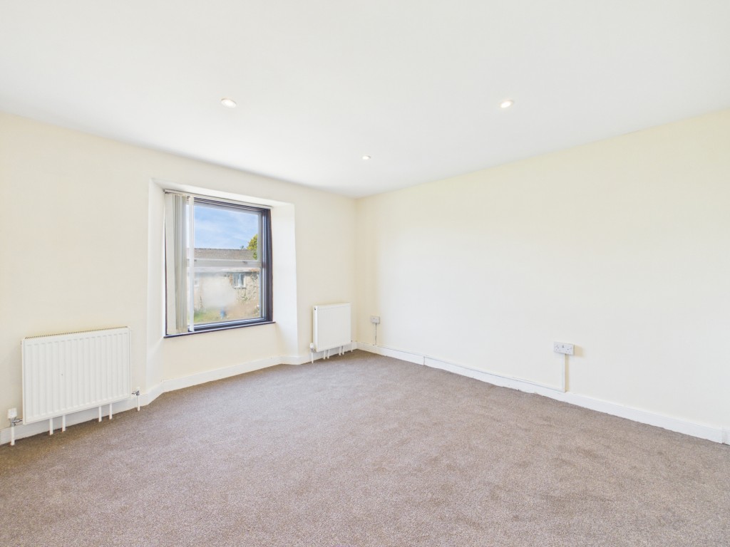 Lot: 225 - DETACHED THREE-BEDROOM HOUSE WITH LARGE GARDEN - Bedroom one